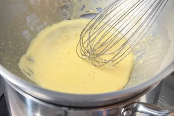 پختن-زرده-تخم-مرغ-به-روش-بن-ماری