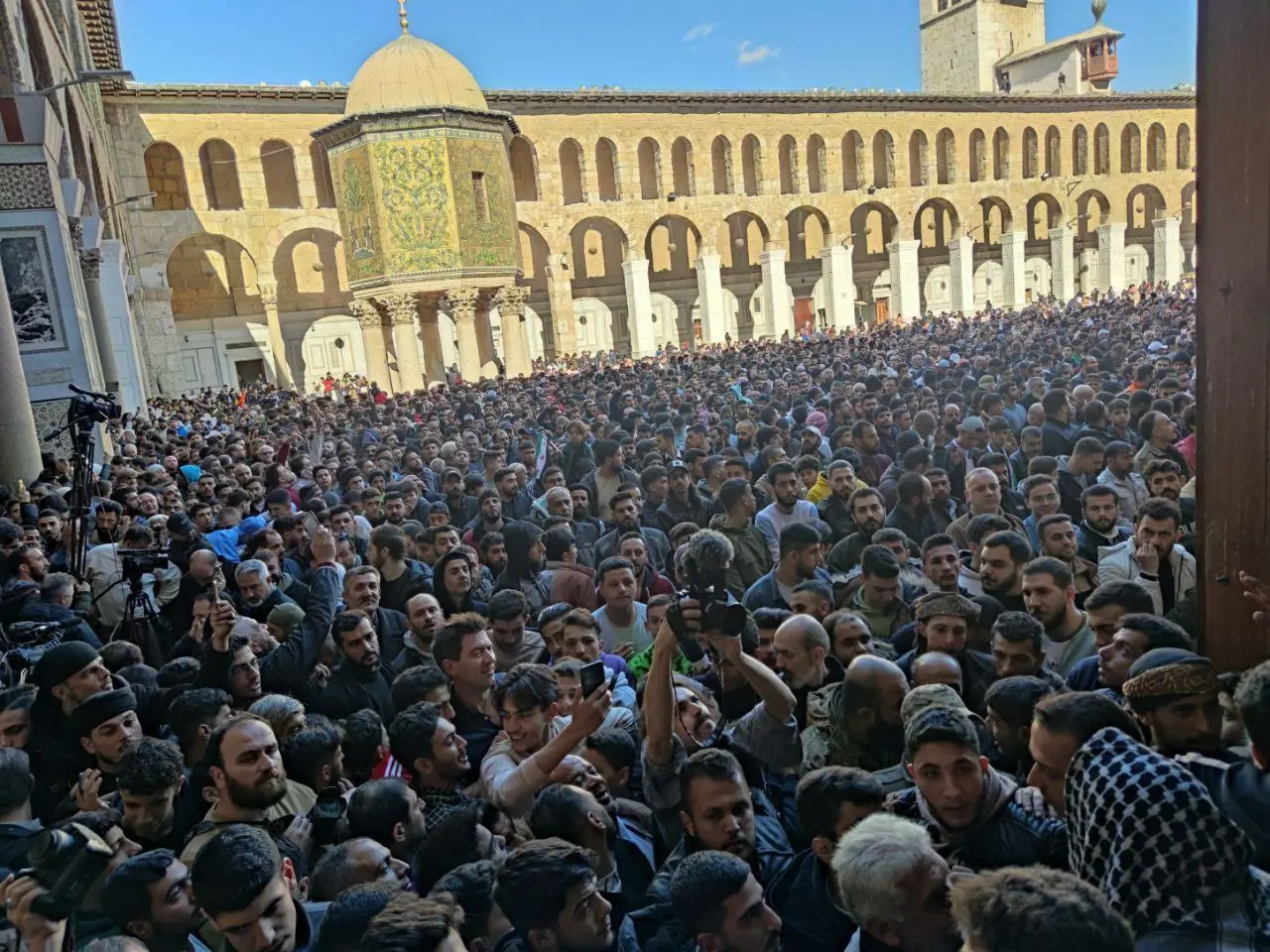 اولین نماز جمعه در مسجد اموی پایتخت دمشق پس از سقوط بشاراسد + تصاویر 