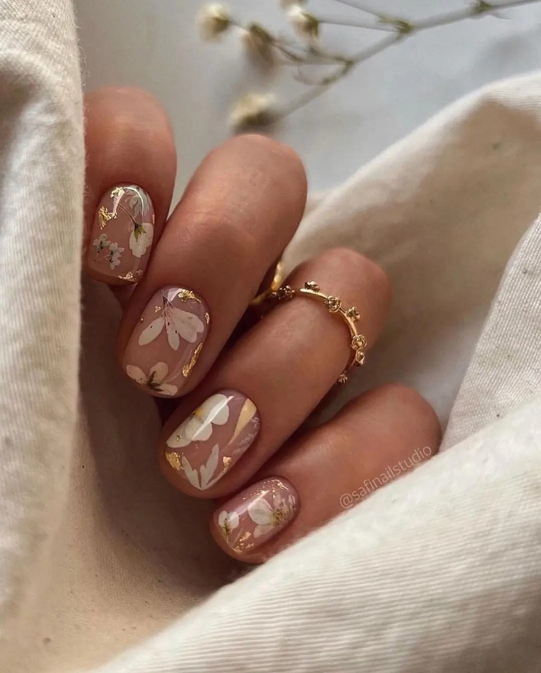 white-glitter-floral-wedding-guest-nail-ideas-safinailstudio