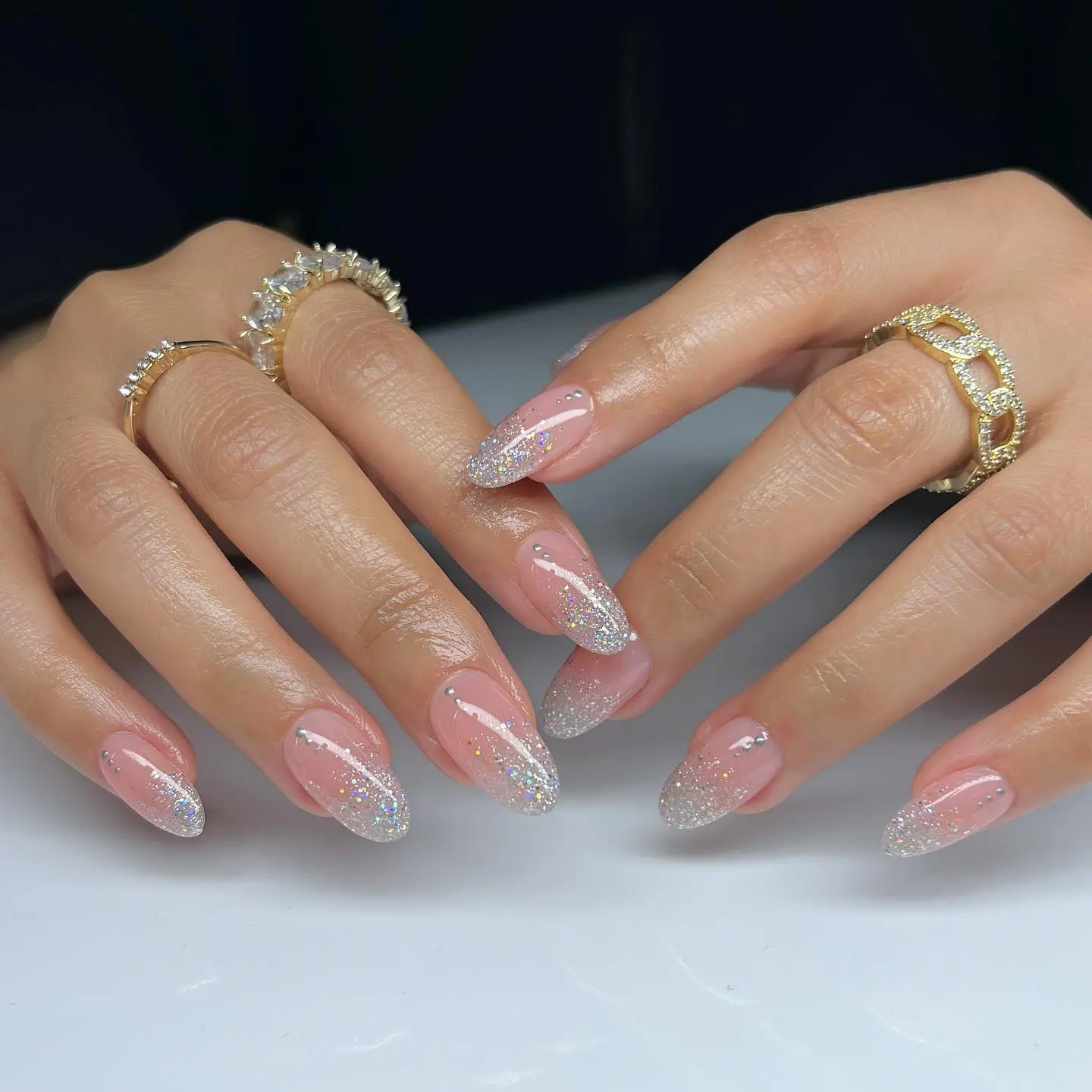 Nude-and-glitter-wedding-nail-art-for-guest