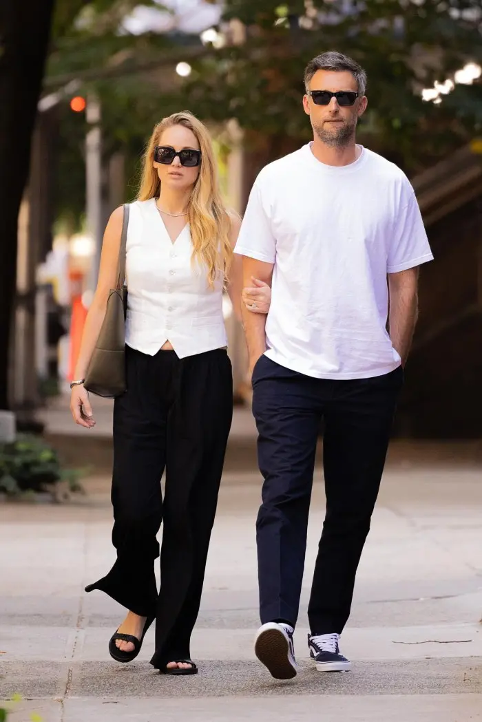 Jennifer-Lawrence-Matches-With-Husband-Cooke-Maroney-While-Strolling-Through-Central-Park-303