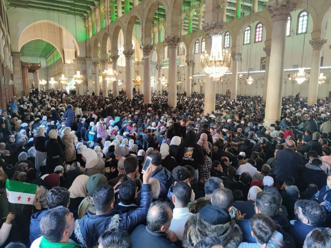 اولین نماز جمعه در مسجد اموی پایتخت دمشق پس از سقوط بشاراسد + تصاویر 