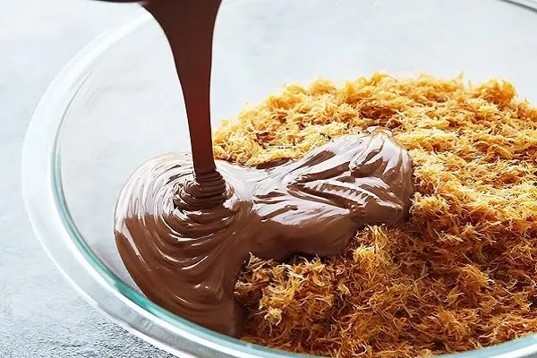 اضافه-کردن-شکلات-آب-شده-به-کادایف