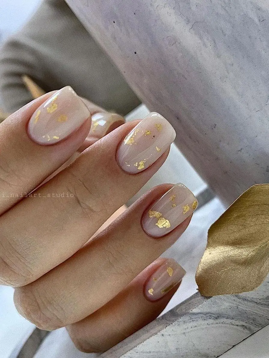 Classy-Wedding-Nail-Art-Gold-accent-nail