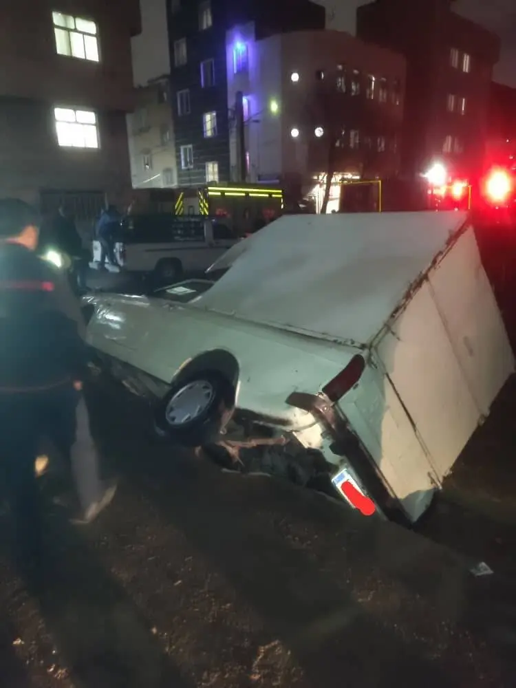 زمین در تهران دهان باز کرد؛ مینیبوس و دو وانت در دل خاک فرو رفتند