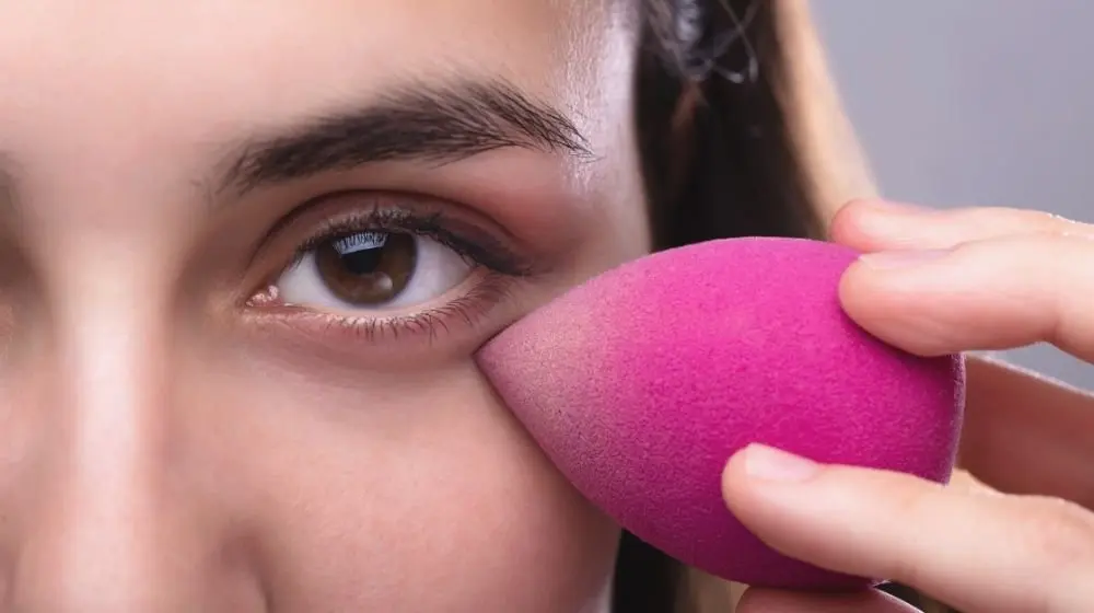 pretty-woman-using-pink-sponge-blender-makeup-sponge-ss-featured