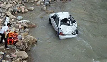  عملیات بیرون کشیدن خودرو از داخل رودخانه رودبار+فیلم