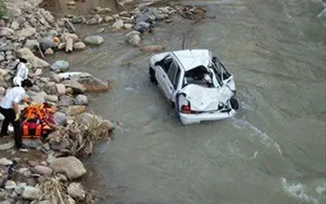 عملیات بیرون کشیدن خودرو از داخل رودخانه رودبار+فیلم