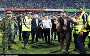 نیمکت‌نشین تراکتورسازی توپ جمع‌‍‌کن شد، داور چهارم تذکر داد/ ابراز تاسف قلعه‌نویی برای کمک داور