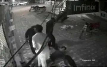 نجات مغازه‌دار برق گرفته پاکستانی با دستمال