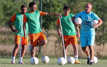 این مربی همچنان در سپاهان است