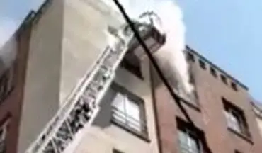 آتش‌سوزی در خیابان ستارخان تهران/ نجات یک مرد از بین دود و آتش