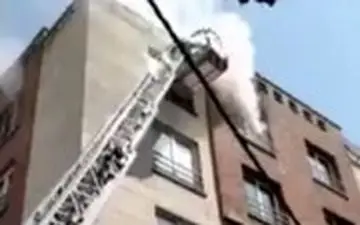 آتش‌سوزی در خیابان ستارخان تهران/ نجات یک مرد از بین دود و آتش