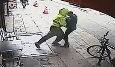 شگرد وحشتناک مرد بی‌خانمان برای سرقت از عابر پیاده +فیلم 