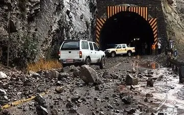 خطر ریزش سنگ در جاده کرج-چالوس