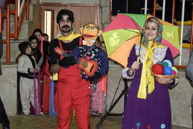 شادپیمایی عروسک‌ها در سالن امام خمینی‌ کرمانشاه