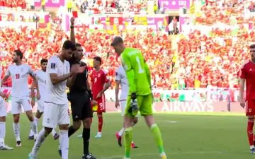 صحنه منجر به اخراج دروازه‌بان ولز + ویدئو