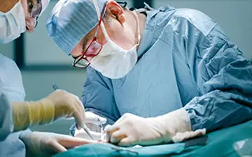 در آوردن پارچه و لوازم التحریر از شکم یک کودک! + فیلم