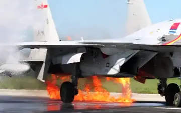 هنرنمایی خلبان در فرود اضطراری جنگنده + فیلم