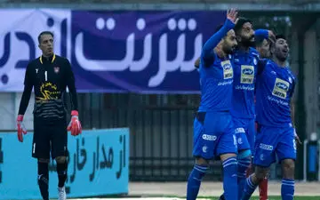 بی حرمتی زشت به پرچم استقلال! + عکس