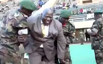 آبروریزی وزیر ورزش اوگاندا در ورزشگاه+فیلم