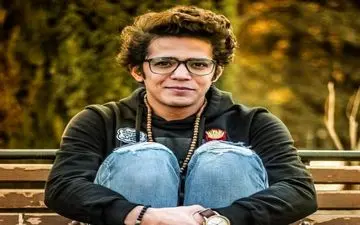 تیپ و ژست جالب مجید نوروزی در تماشاخانه ایرانشهر (عکس)