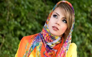 جواد عزتی و همسرش در کنار شبنم قلی خانی