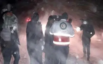 اسکان 200 مسافر گرفتار در برف و کولاک در مدارس سلماس/ همه 83 روستای بخش کوهسار بسته شد