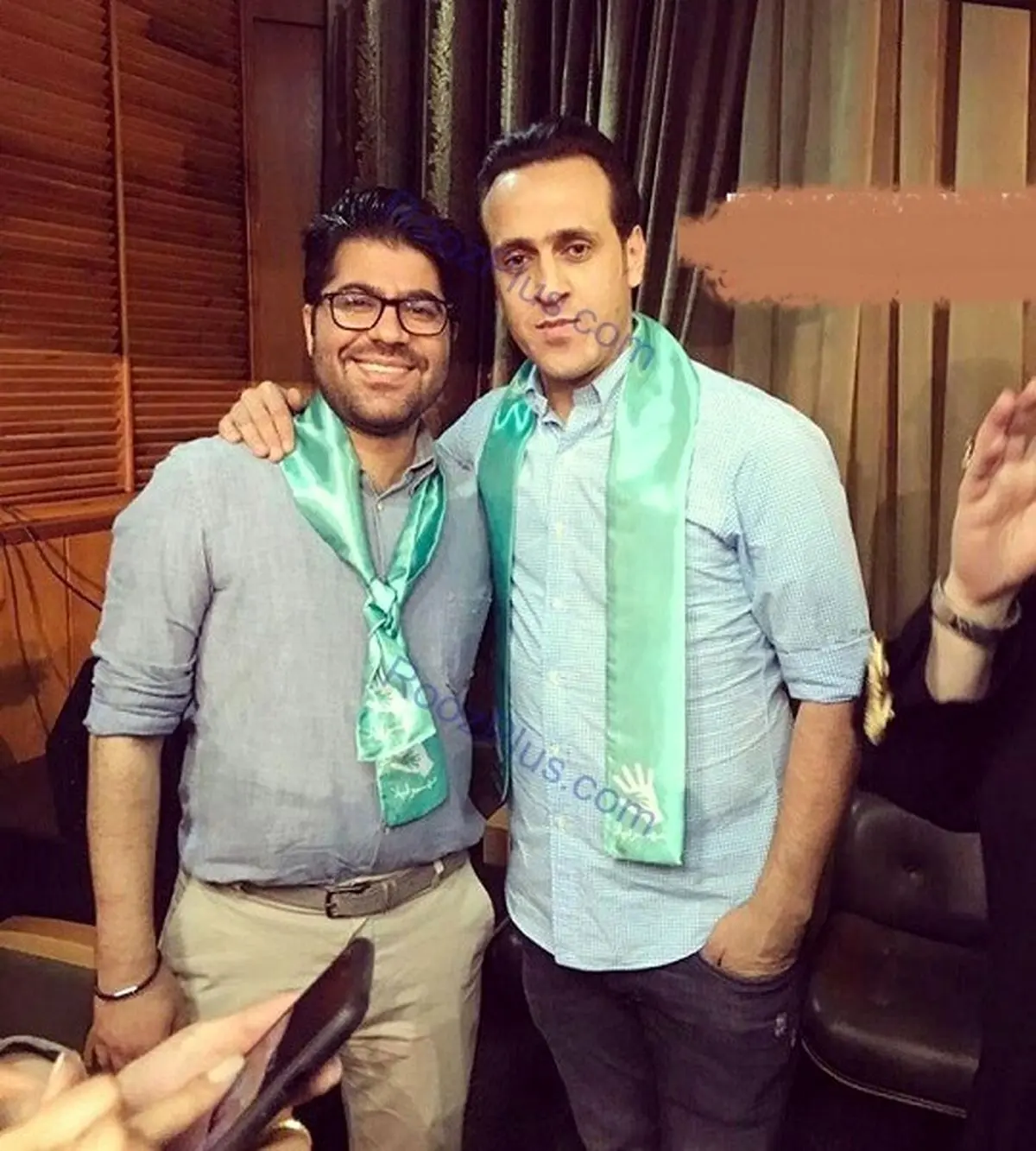 عکسی دیده نشده از علی کریمی در کنار خواننده مشهور