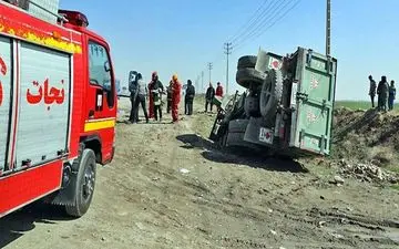 امداد رسانی آتش نشانان به مصدوم واژگونی بنز 10 تنی در حومه مشهد