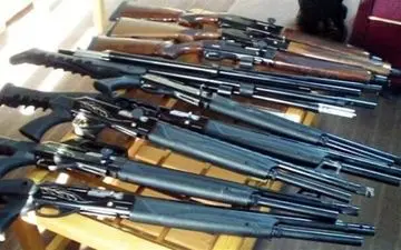 15 قبضه اسلحه از چمدان 2 مسافر اتوبوس در نی‌ریز کشف شد