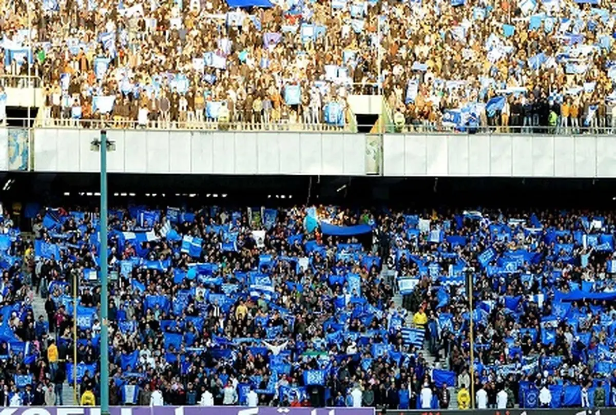 حضور دستیاران کی‌روش در ورزشگاه/ شعار علیه پدیده، پرسپولیس و رنگ قرمز/ حمایت از منصوریان با عکس