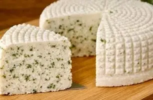 طرز تهیه پنیر خانگی فوری با ۱ لیتر شیر؛ فقط ۲ قاشق آبلیمو!