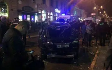  برخورد یک خودرو با عابرین  چندین کشته و زخمی به جا گذاشت