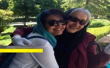 عکس زیبای خانم بازیگر مشهور در آغوش مادرش