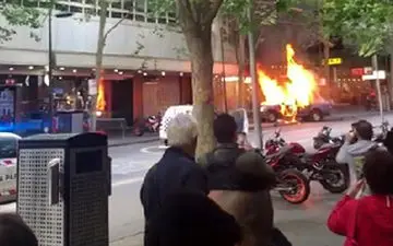 حمله یک مرد به ماموران پلیس با سلاح سرد+فیلم