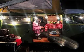 بازیگر ترک در خانه مجلل سیّارش! + عکس