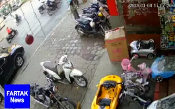 برخورد زن موتورسوار با یک عابر! + فیلم