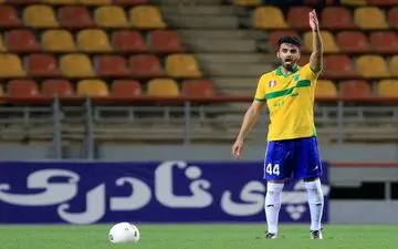 مدافع صنعت نفت: برای بازی با پرسپولیس انگیزه زیادی داریم 