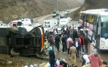  واژگونی اتوبوس حامل گردشگران اصفهانی در گردنه حیران