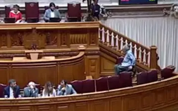 سقوط یک معلول از آسانسور در دادگاه + فیلم