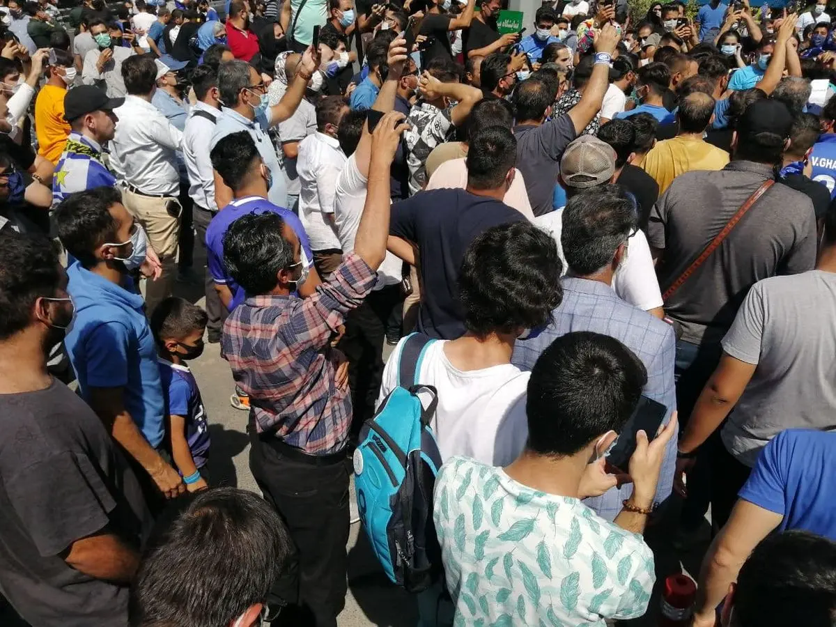 مجیدی یا مددی؛ کدام یک به پایان خط رسیده‌اند؟ تجمع گسترده هواداران استقلال مقابل وزارت ورزش