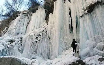 دیدن آبشار یخ‌زده "هشتیان" را از دست ندهید + فیلم 