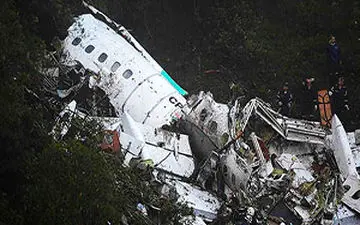 صحنه دلخراش آتش گرفتن جنازه‌های مسافران پس از سقوط هواپیما + فیلم