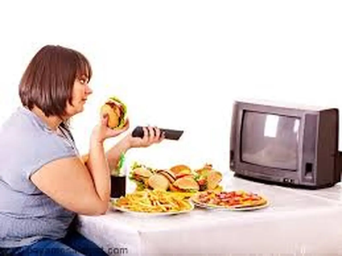 مشکل اصلی غذا خوردن جلوی تلویزیون