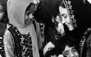 الناز شاکردوست پا ‌بر‌هنه‌ در کویر! + عکس