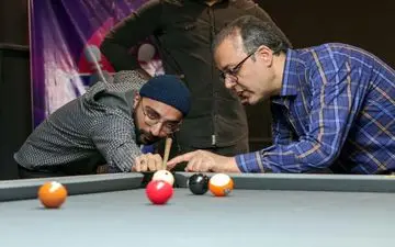 قلم‌های خبرنگاری کنار چوب‌های بیلیارد؛ رقابت جذاب خبرنگاران در یک رویداد متفاوت
