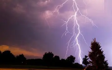 مصدوم شدن سه نفر بر اثر برخورد صاعقه