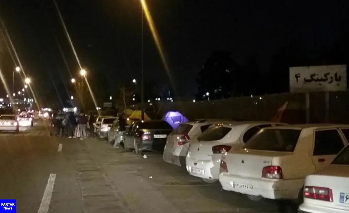 حضور پرشمار هواداران سرخابی شب قبل از داربی در مقابل آزادی + تصاویر