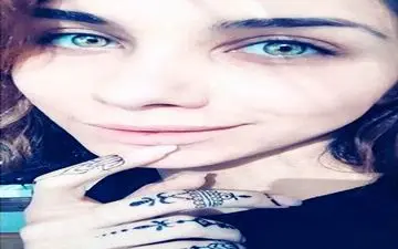 سلفی محدثه حیرت با طرح های نقش حنا بر روی دستش (عکس)